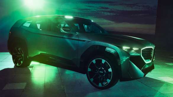 BMW Concept XM (G09), Visão lateral 3/4, dirigindo BMW Concept XM (G09), Visão lateral 3/4, dirigindo